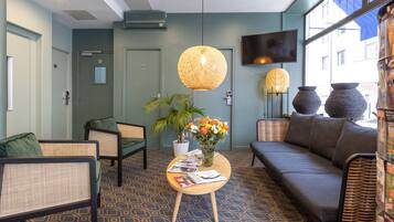 Coin salon dans le hall