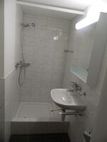 Ducha, artículos de higiene personal gratuitos y secador de pelo