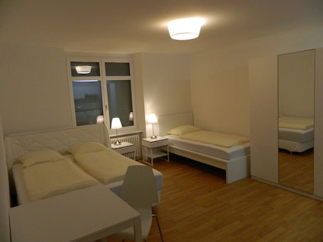 Tabla de planchar con plancha, wifi gratis y ropa de cama . Swiss Star Delsbergerallee