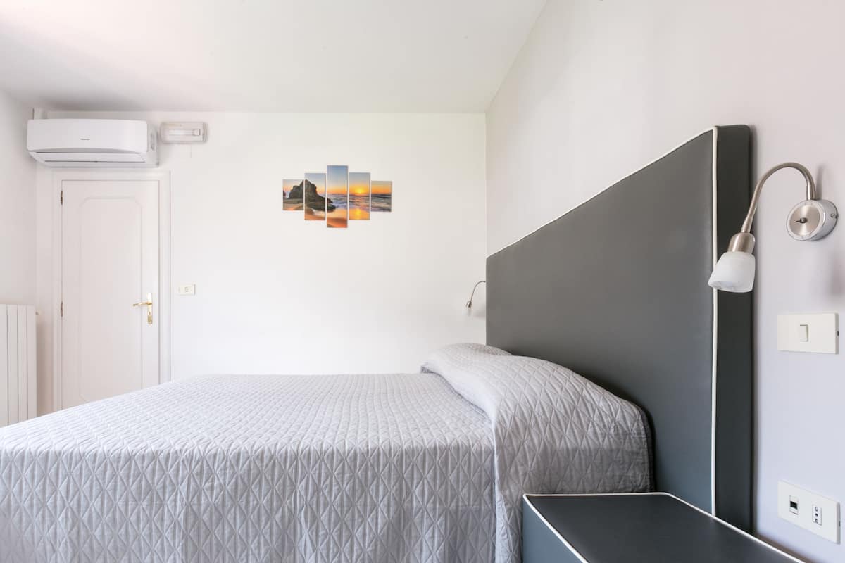 Down duvets, in-room safe, desk, blackout curtains