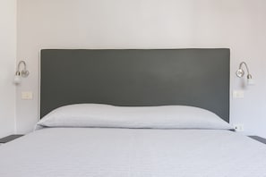 Down duvets, in-room safe, desk, blackout curtains - Sisters Hostel (Piano di Sorrento)