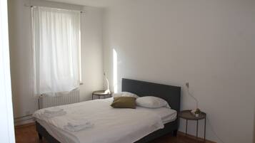 Appartement, 2 slaapkamers | Een strijkplank/strijkijzer, gratis wifi, beddengoed