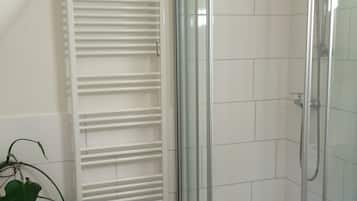 Basic-Doppelzimmer, Gemeinschaftsbad | Dusche im Bad