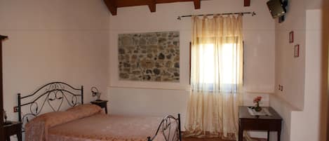 Cots/infant beds, rollaway beds, free WiFi, bed sheets