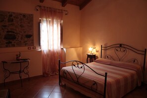 Cunas, camas extra, wifi gratis y ropa de cama 