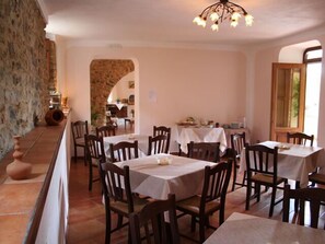 Se sirven cenas y cocina local 