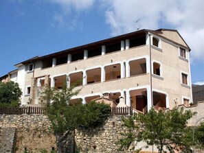 Vista frontal de la propiedad