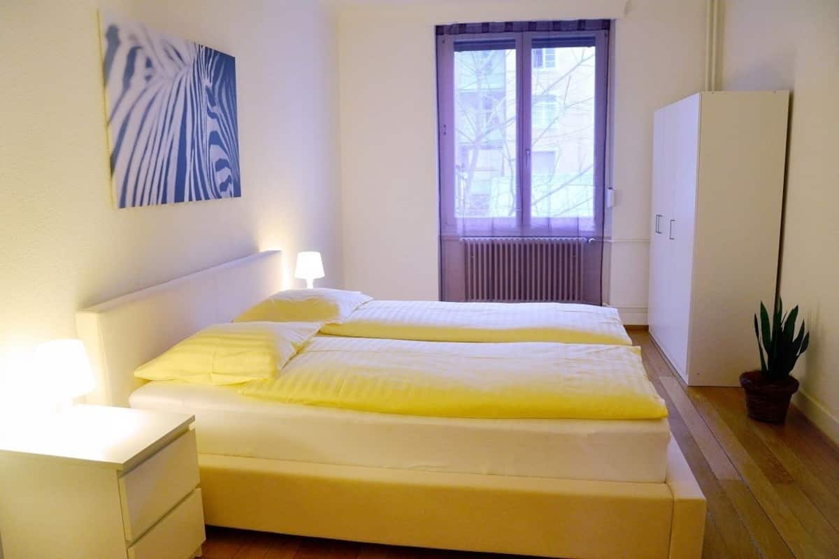 Een strijkplank/strijkijzer, gratis wifi, beddengoed