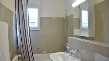 Apartment, 1 Schlafzimmer | Badezimmer | Dusche, kostenlose Toilettenartikel, Haartrockner, HandtĂŒcher