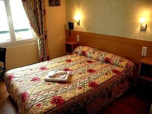 Standard Double Room | Desk, soundproofing, iron/ironing board, free WiFi