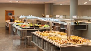 En buffet med flere madstationer og et ovenlys.