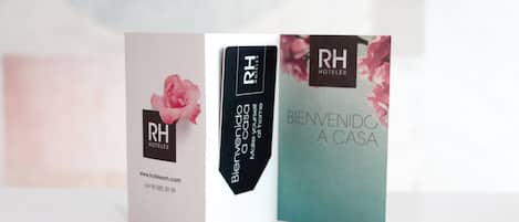 Three boxes with the text "RH HOTELES" and "BIENVENIDOS A CASA" on them.