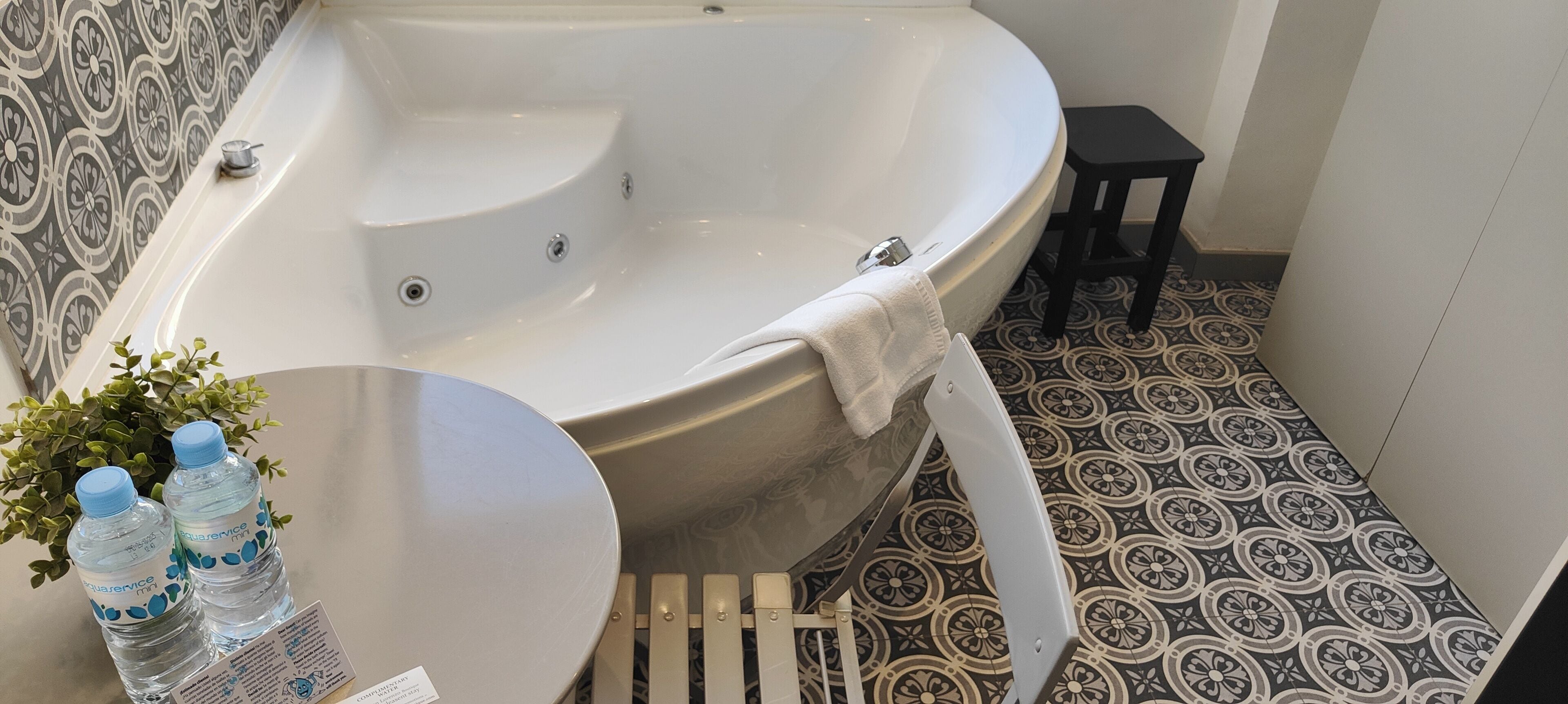 romantic double room, 1 bedroom, hot tub | 1 bedroom, premium bedding, minibar, in-room safe