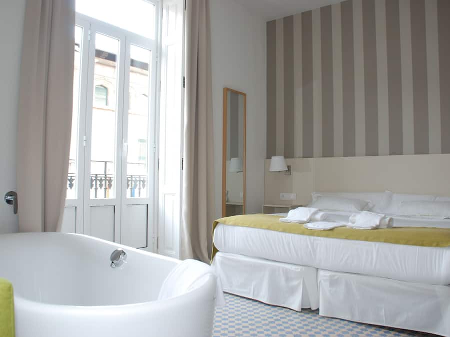 Habitación Deluxe doble | Ropa de cama de alta calidad, minibar, caja fuerte y escritorio