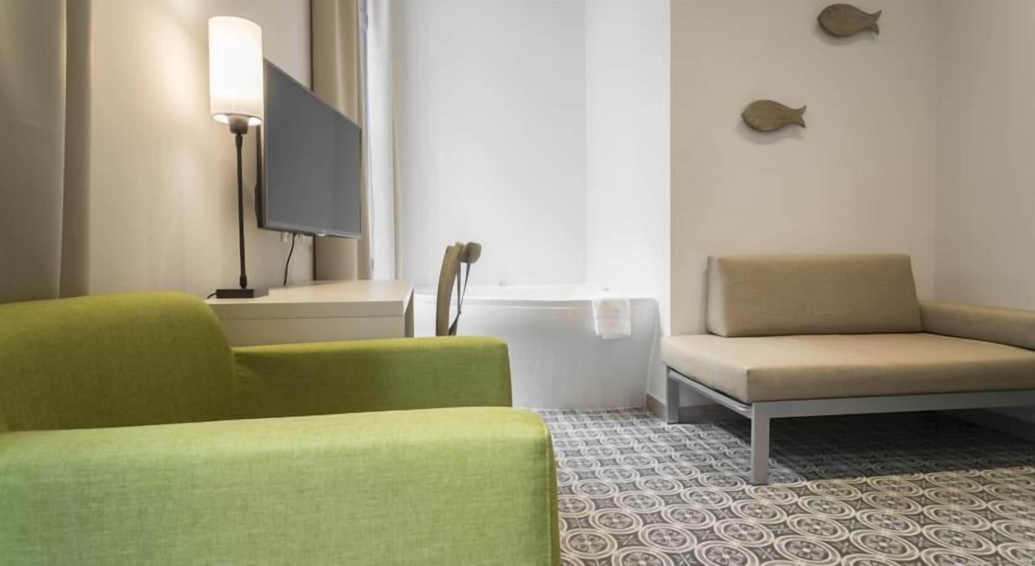 deluxe double room, hot tub | 1 bedroom, premium bedding, minibar, in-room safe