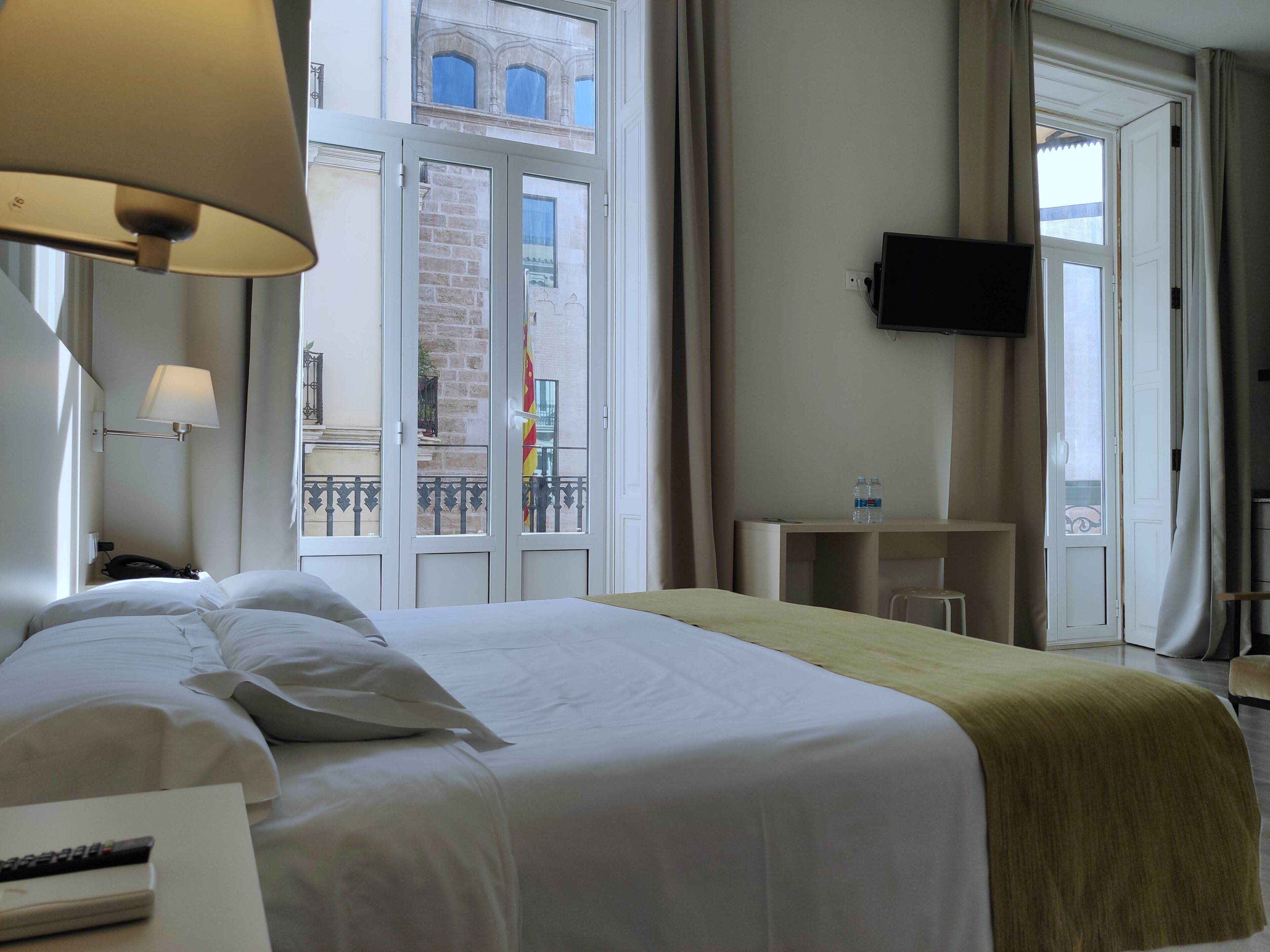 deluxe studio suite, 1 double bed | 1 bedroom, premium bedding, minibar, in-room safe