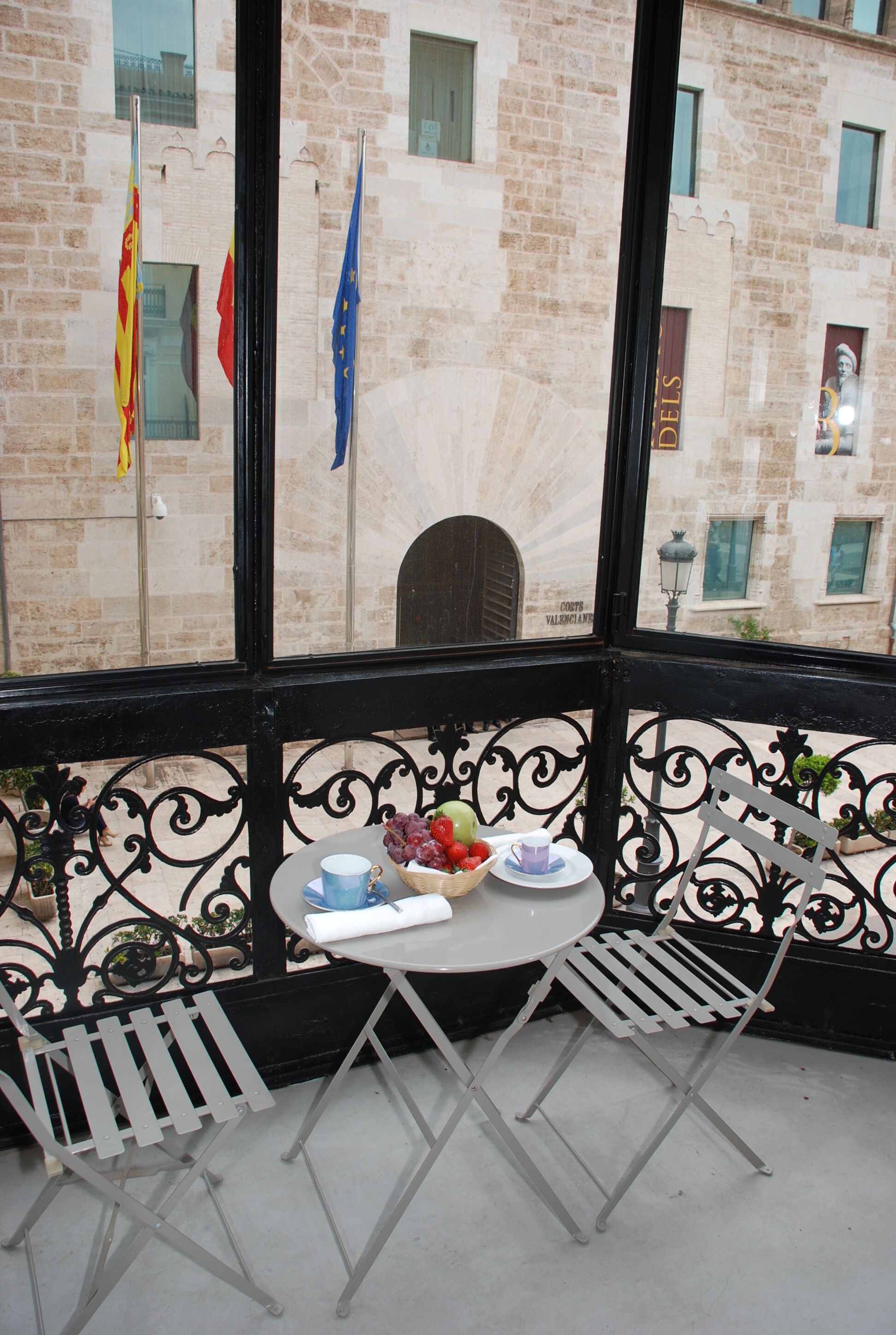 deluxe studio suite, 1 double bed | 1 bedroom, premium bedding, minibar, in-room safe