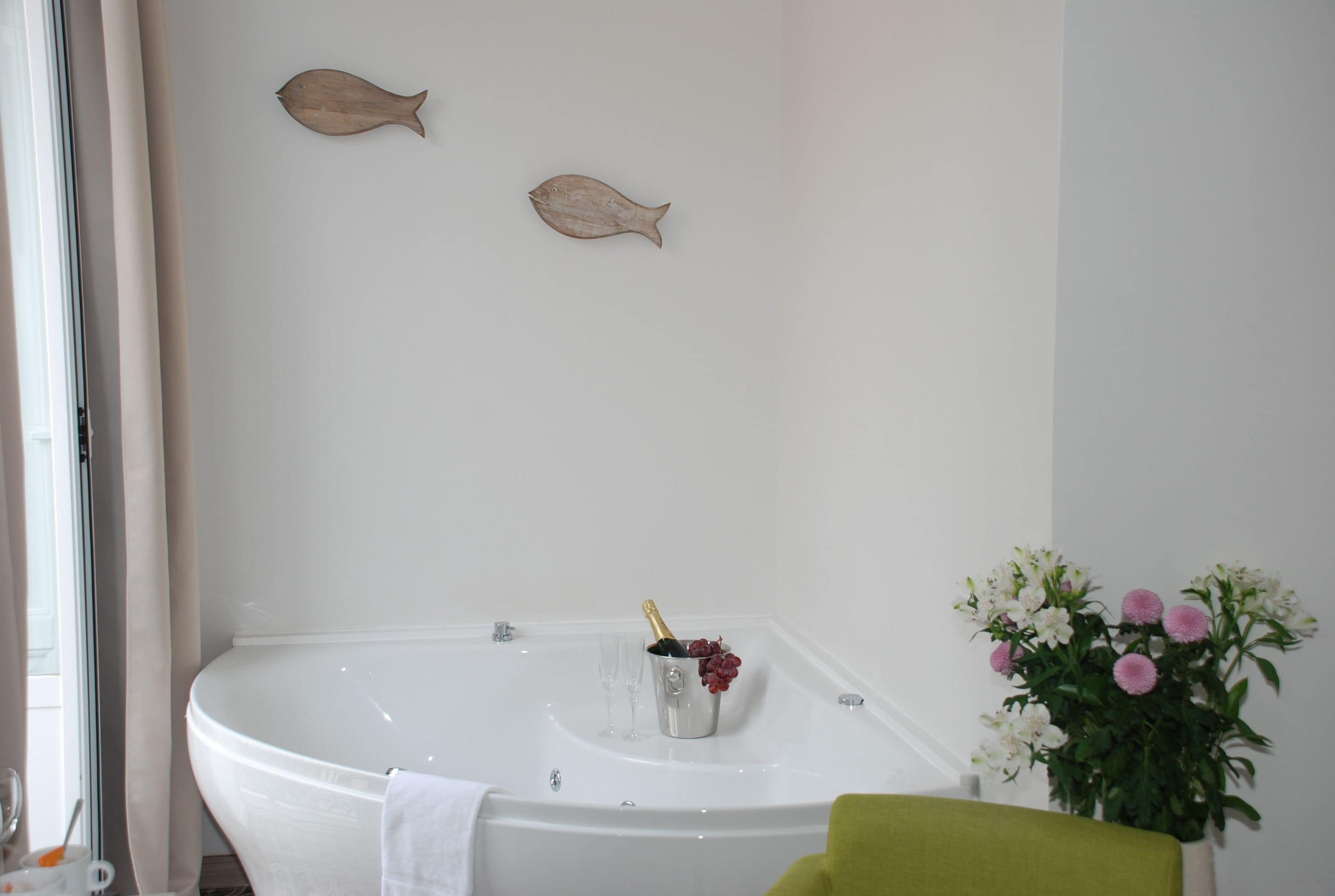 deluxe double room, hot tub | jetted bathtub