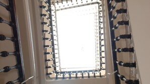 Um corredor de escadas com um claraboia.