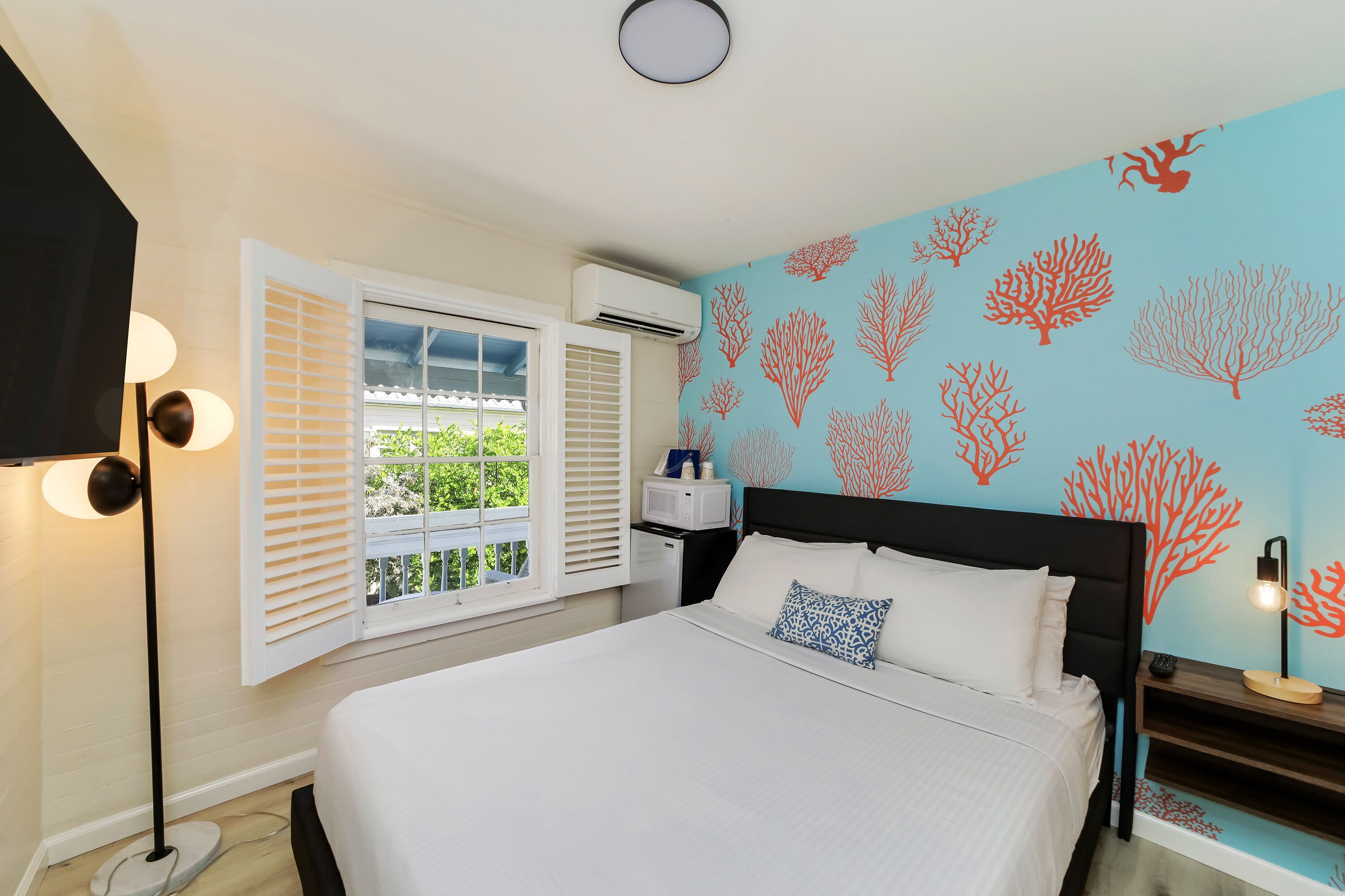 Chambre Standard, 1 grand lit, salle de bains privée (Self check-in) | Rideaux occultants, fer et planche à repasser, Wi-Fi gratuit