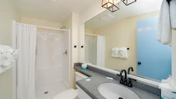 Habitación estándar, 1 cama Queen size, baño privado (Self check-in) | Baño | Regadera, amenidades de baño gratuitas, secadora de cabello, toallas