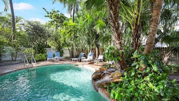 Piscine extérieure, parasols de plage, chaises longues