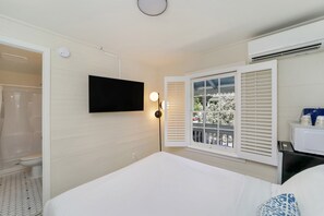 Habitació estàndard, 1 llit de matrimoni, bany privat (Self check-in) | Cortines opaques, planxa i posts de planxar i wifi gratuïta 