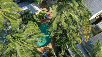 Una piscina al aire libre (de 08:00 a 19:00), sombrillas, tumbonas