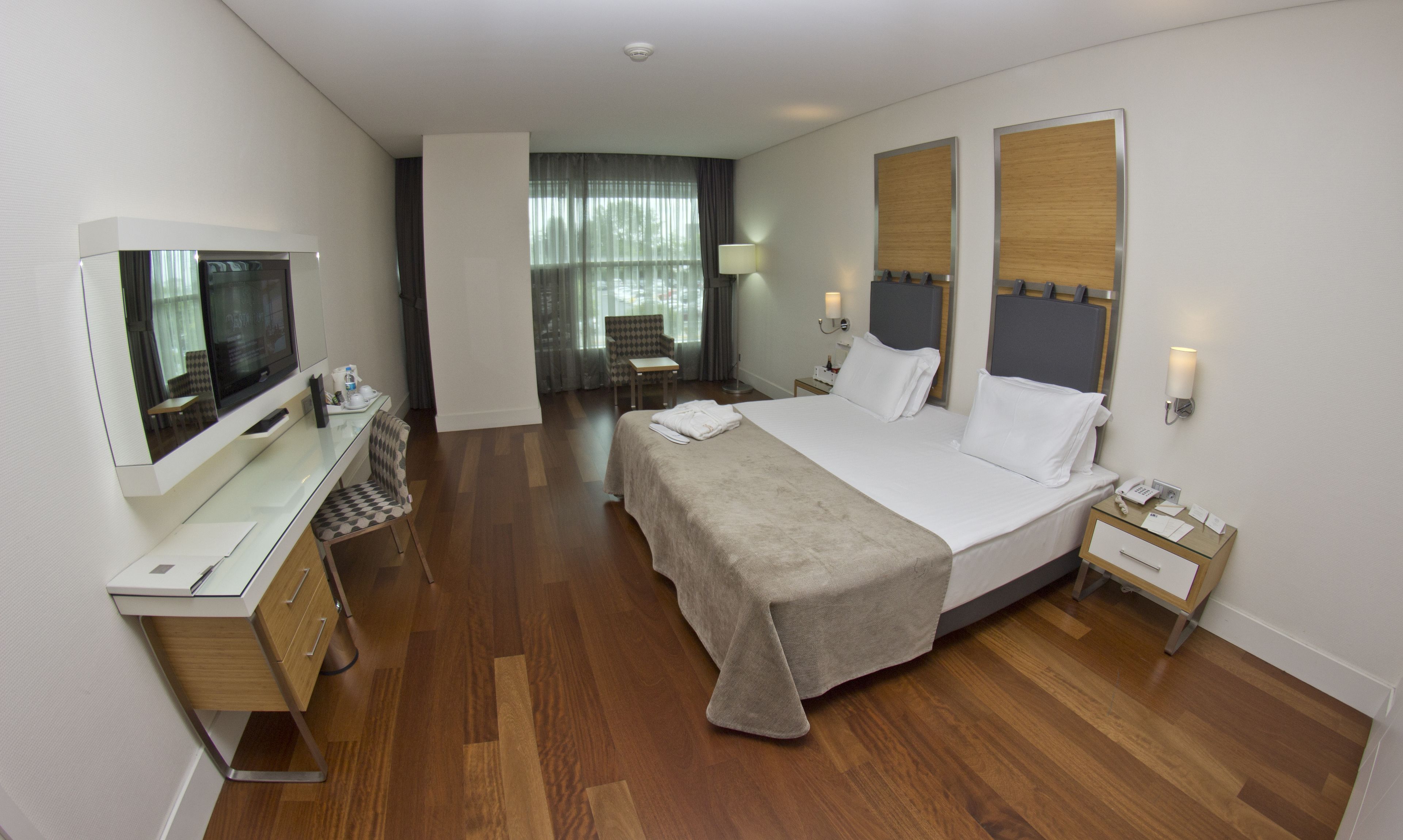 Premium bedding, minibar, in-room safe, free cribs/infant beds