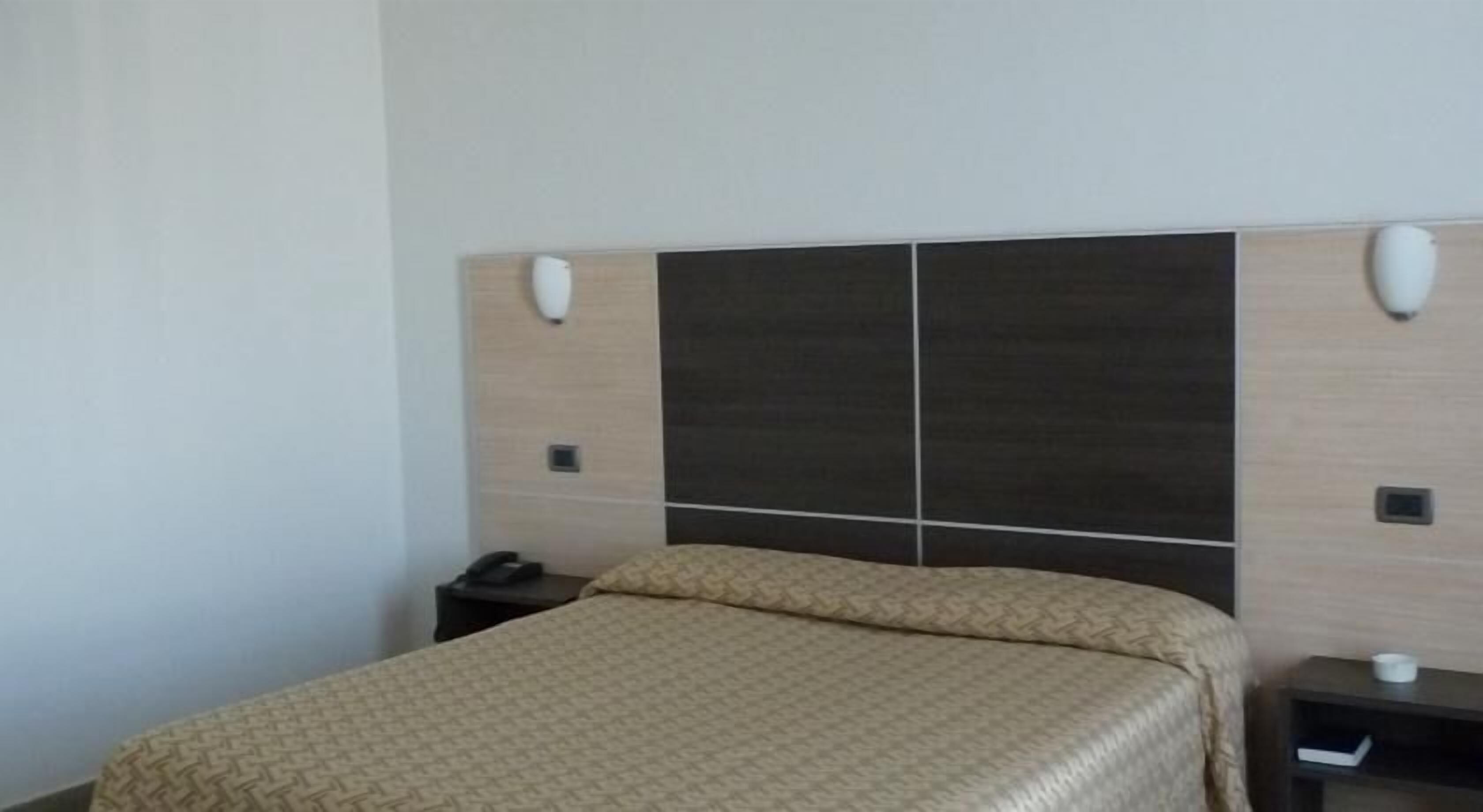 standard double room | 1 bedroom, minibar, in-room safe, desk
