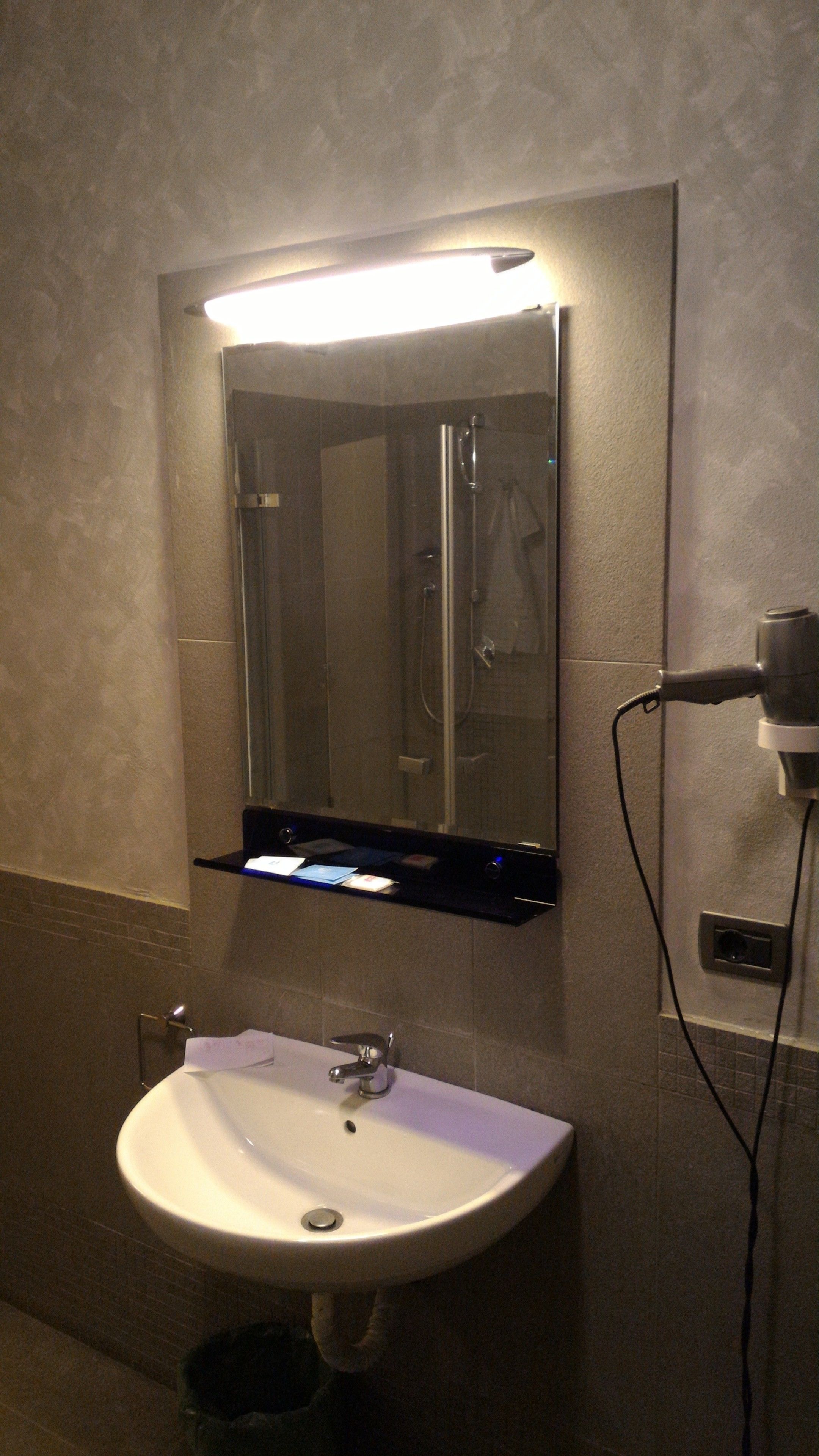 standard double room | bathroom | shower, free toiletries, hair dryer, bidet