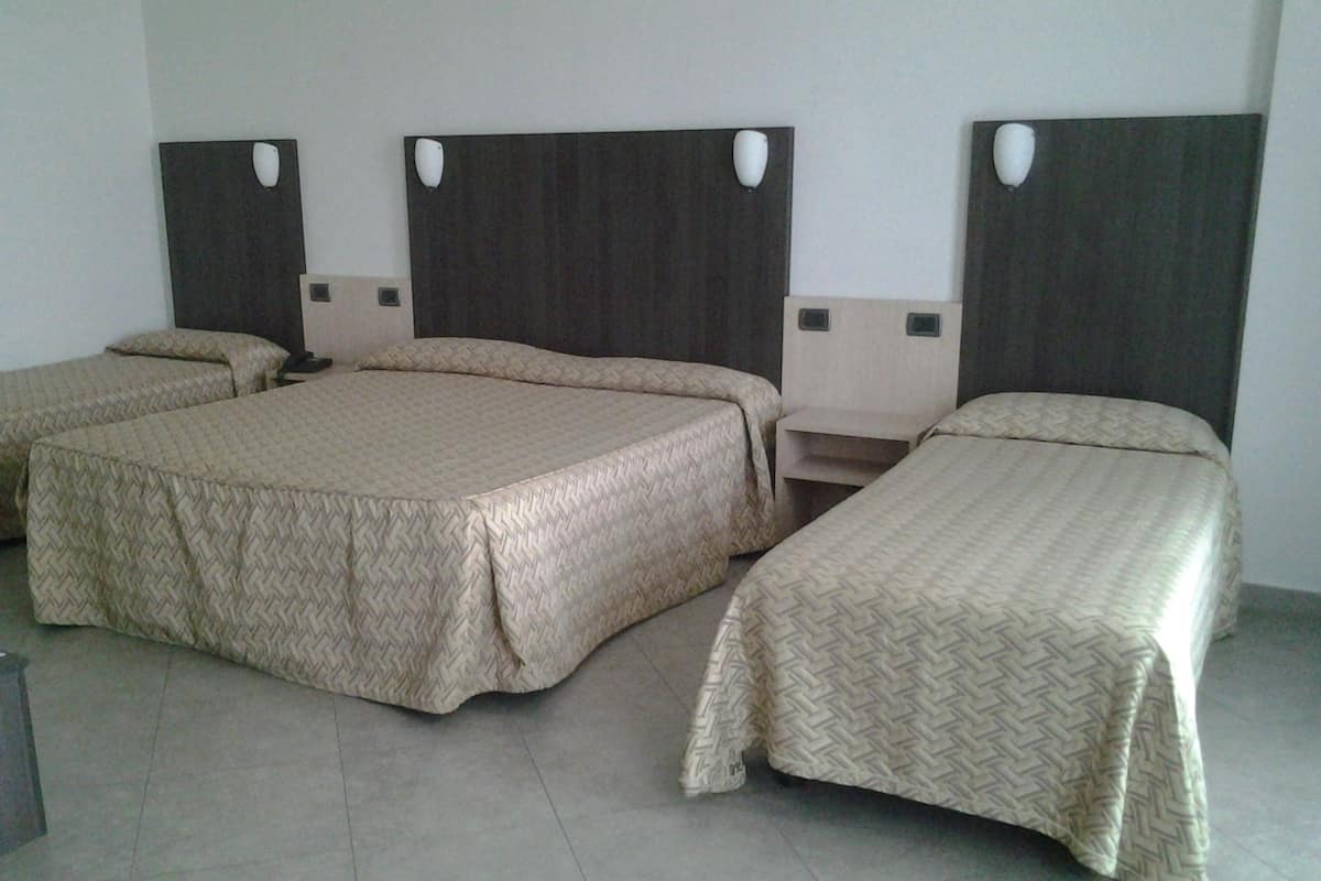 1 غرفة نوم وميني بار وخزنة داخل الغرفة ومكتب