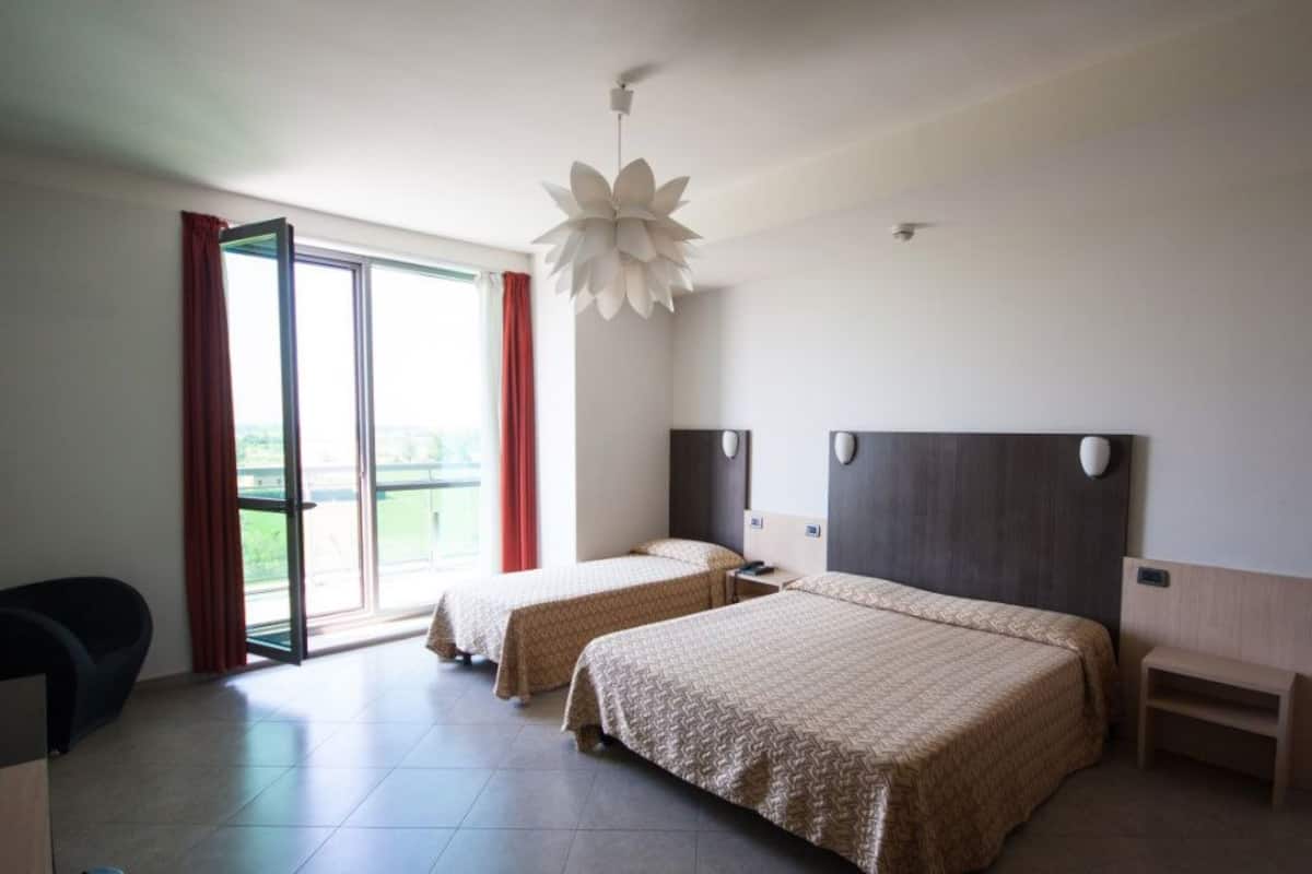 1 غرفة نوم وميني بار وخزنة داخل الغرفة ومكتب