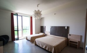 1 غرفة نوم وميني بار وخزنة داخل الغرفة ومكتب