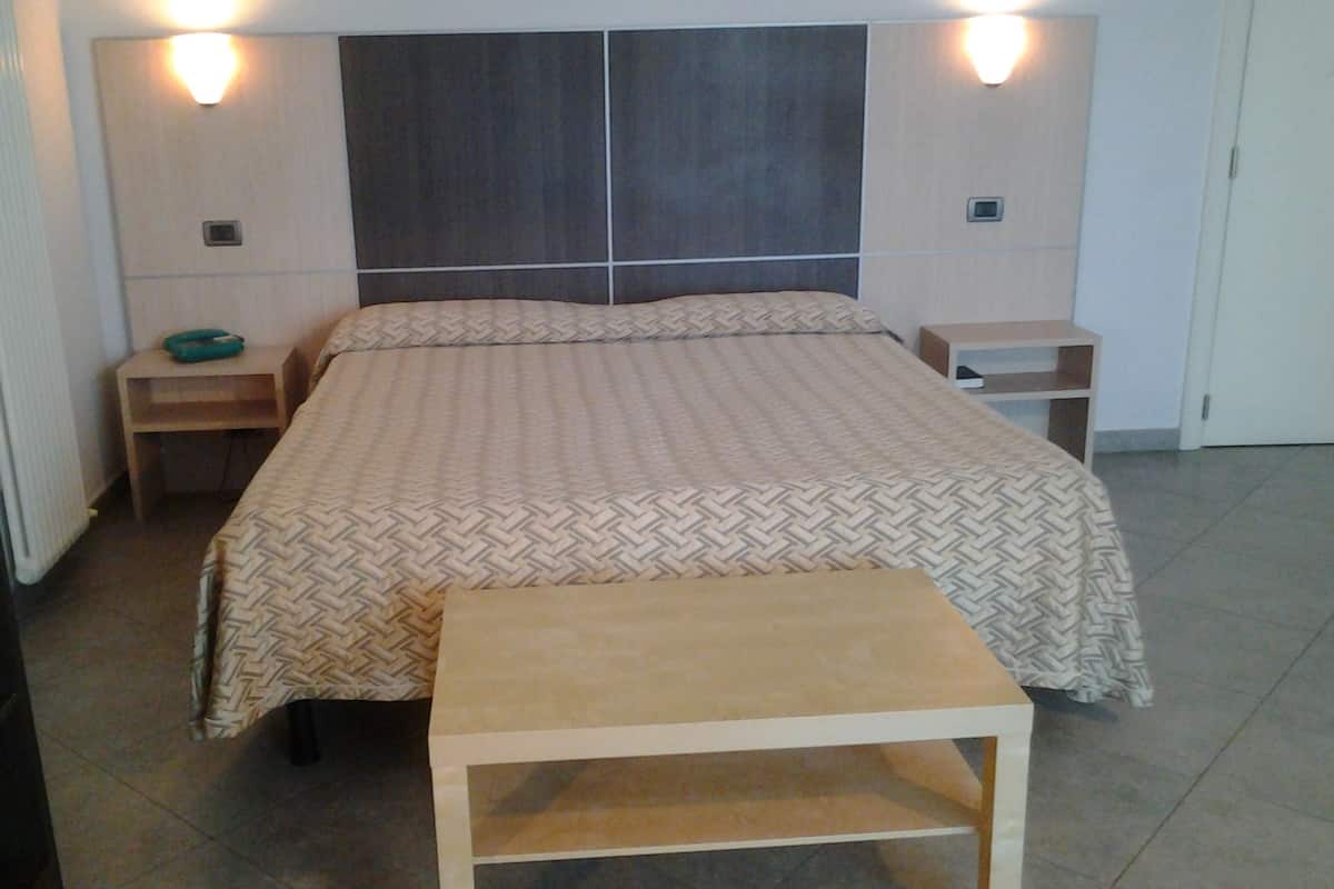 1 غرفة نوم وميني بار وخزنة داخل الغرفة ومكتب