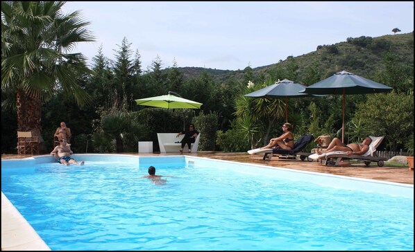 室外泳池；泳池傘、躺椅