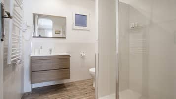 Superior tweepersoonskamer | Badkamer | Gratis toiletartikelen, een haardroger, handdoeken, zeep