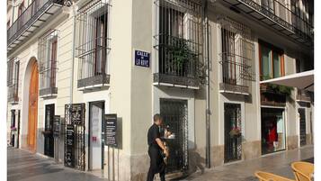 Daily continental breakfast (EUR 8 per person)