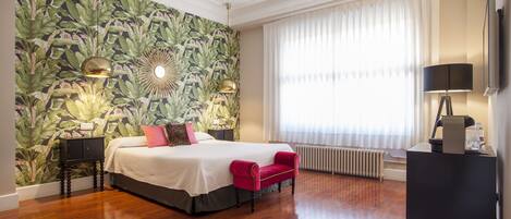 Kahden hengen superior-huone | Ylelliset vuodevaatteet, työpöytä, silitysrauta/-lauta