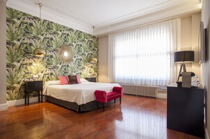 Habitación doble superior | Ropa de cama de alta calidad, edredones de plumas, decoración individual