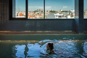 Indoor pool, pool loungers - EVOLUTION Lisboa Hotel (Lisbon)