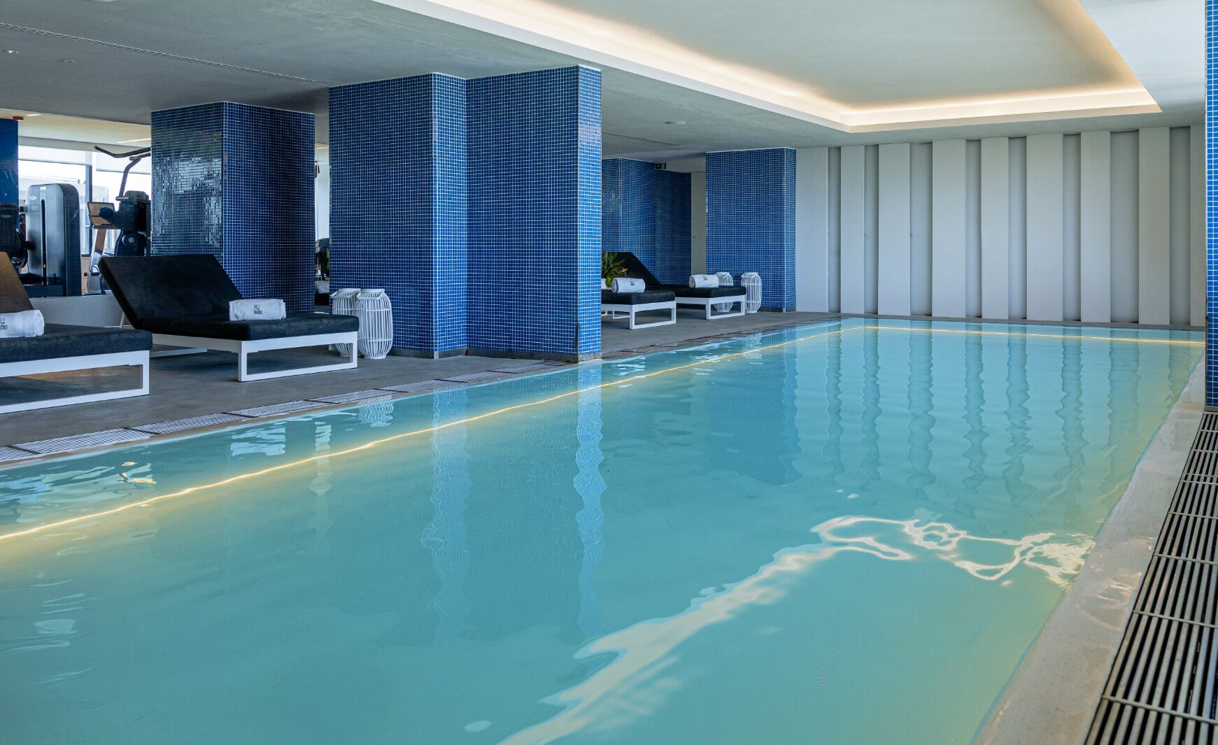 Indoor pool, pool loungers