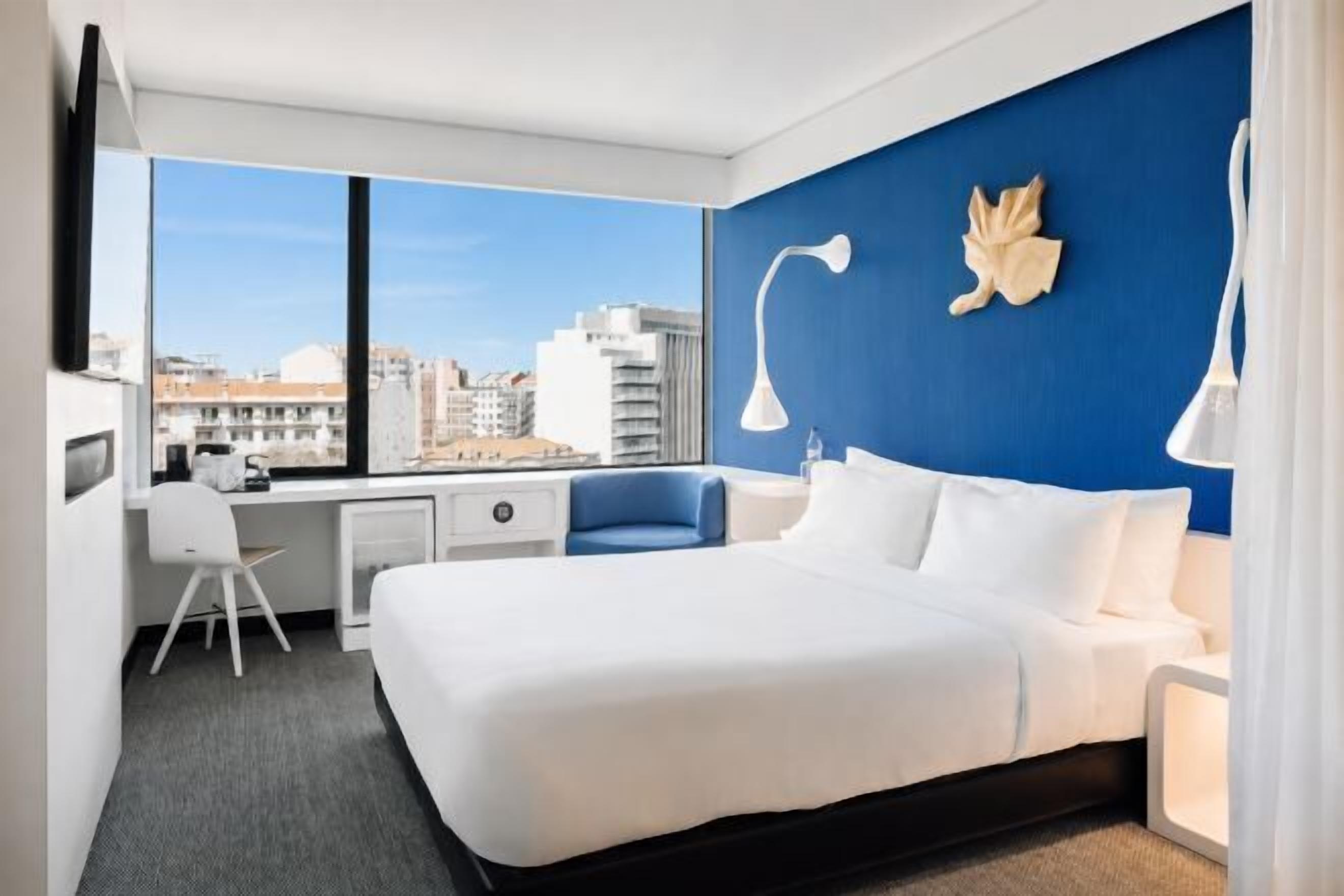 Ropa de cama de alta calidad y caja de seguridad en la habitación 