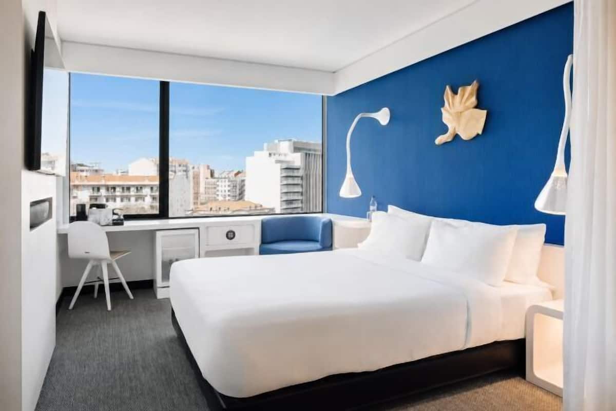 Ropa de cama de alta calidad, minibar, caja fuerte y escritorio