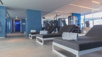 Piscine couverte, chaises longues