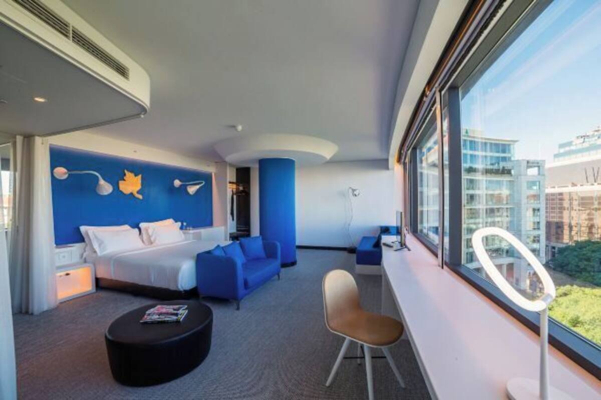 Luxe beddengoed, een kluis op de kamer, een bureau, geluiddichte muren