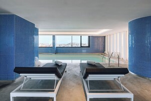 Piscina interna, espreguiçadeiras