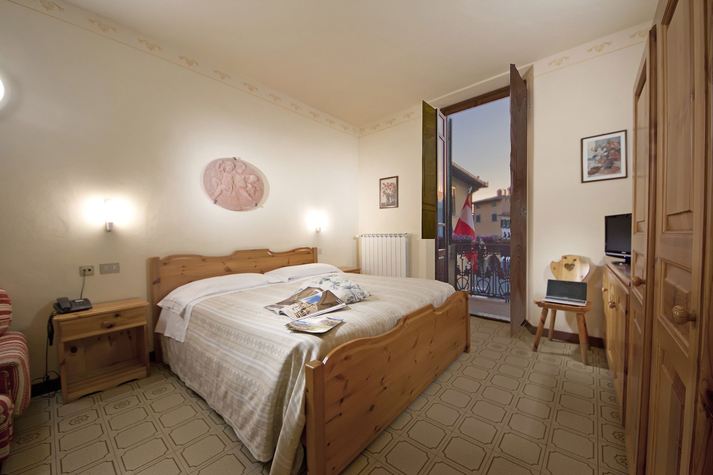 Dreibettzimmer | Zimmersafe, Schreibtisch, kostenlose Babybetten, Zustellbetten