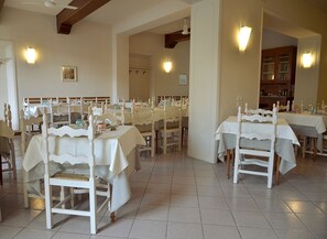 تقديم الغداء والعشاء، الأطباق الإقليمية