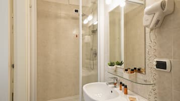 Superior Double Room | Bathroom | Shower, rainfall showerhead, free toiletries, hair dryer